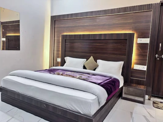 hotel with free parking in chhatikara, vrindavan - hotel mohini kunj vrindavan by hrg