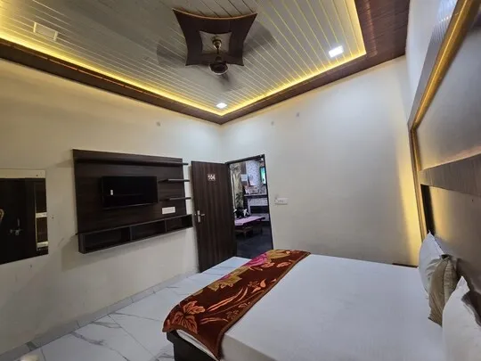 hotel with free parking in chhatikara, vrindavan - hotel mohini kunj vrindavan by hrg