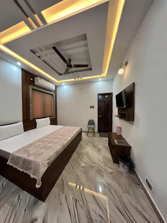 hotel in chaitanya vihar, vrindavan for couples - shri ladli stays inn