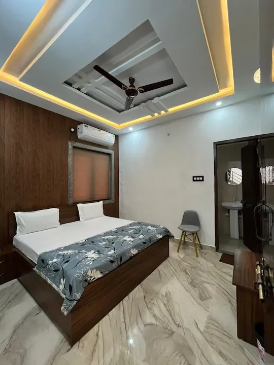 hotel with gym in chaitanya vihar, vrindavan - shri ladli stays inn